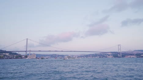Tráfico-Marítimo-Y-De-Puentes.-Ciudad-De-Estambul-De-Turquía.
